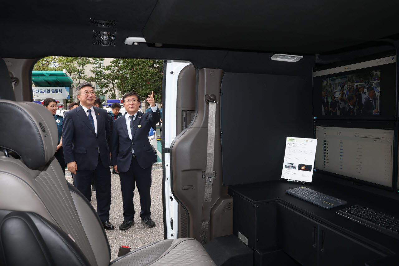 [포토]AI 순찰차 살펴보는 윤호중 장관-김성환 장관