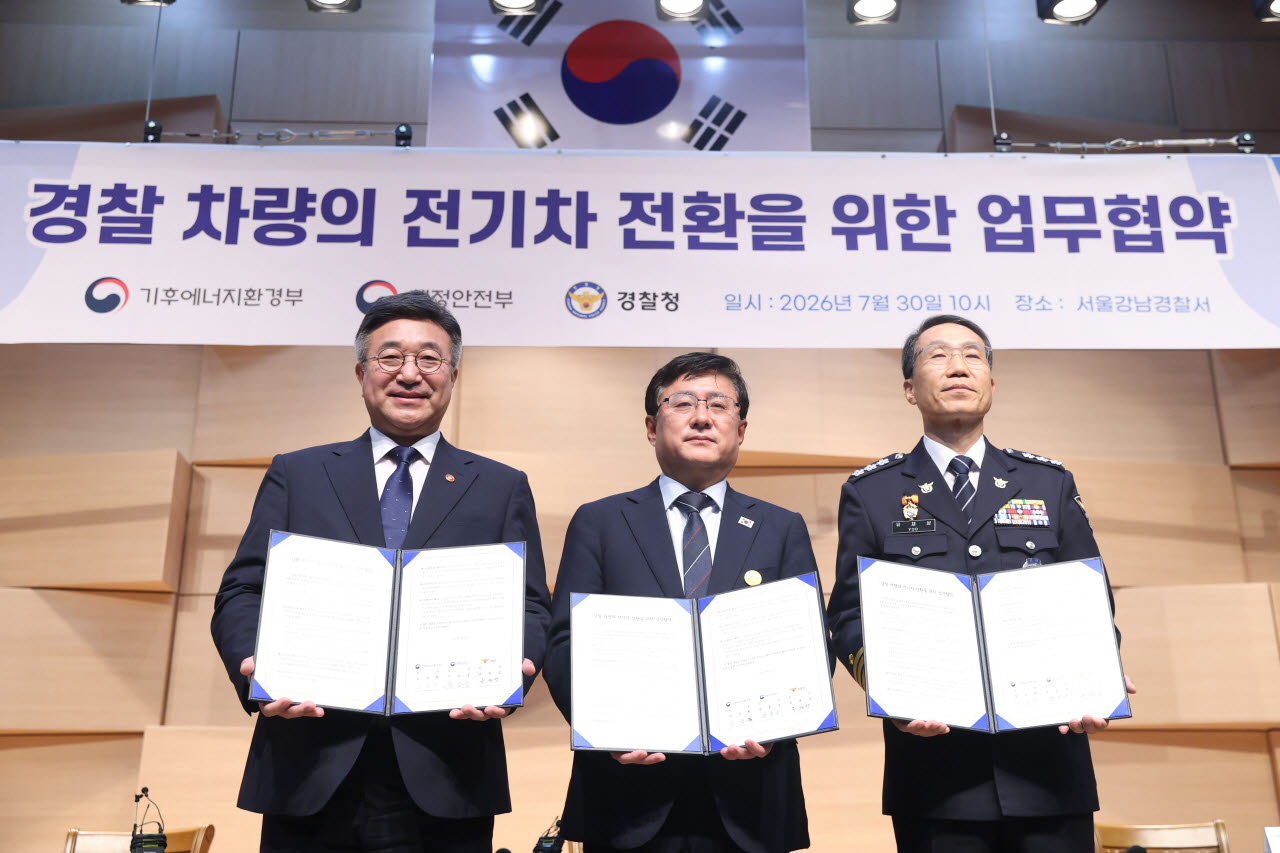 [포토]행안부-환경부-경찰, 경찰 차량의 전기차 전환 업무 협약