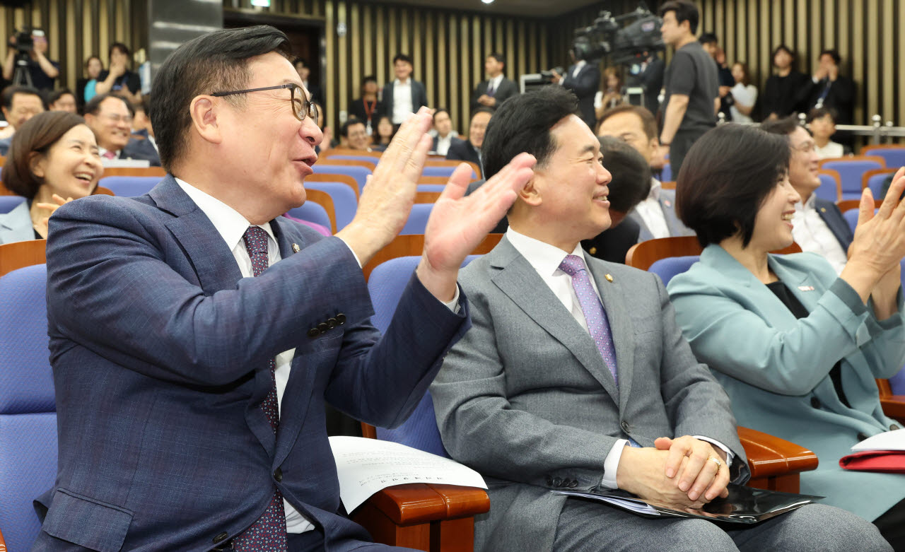 [포토]박수치는 정점식 국민의힘 원내대표와 의원들