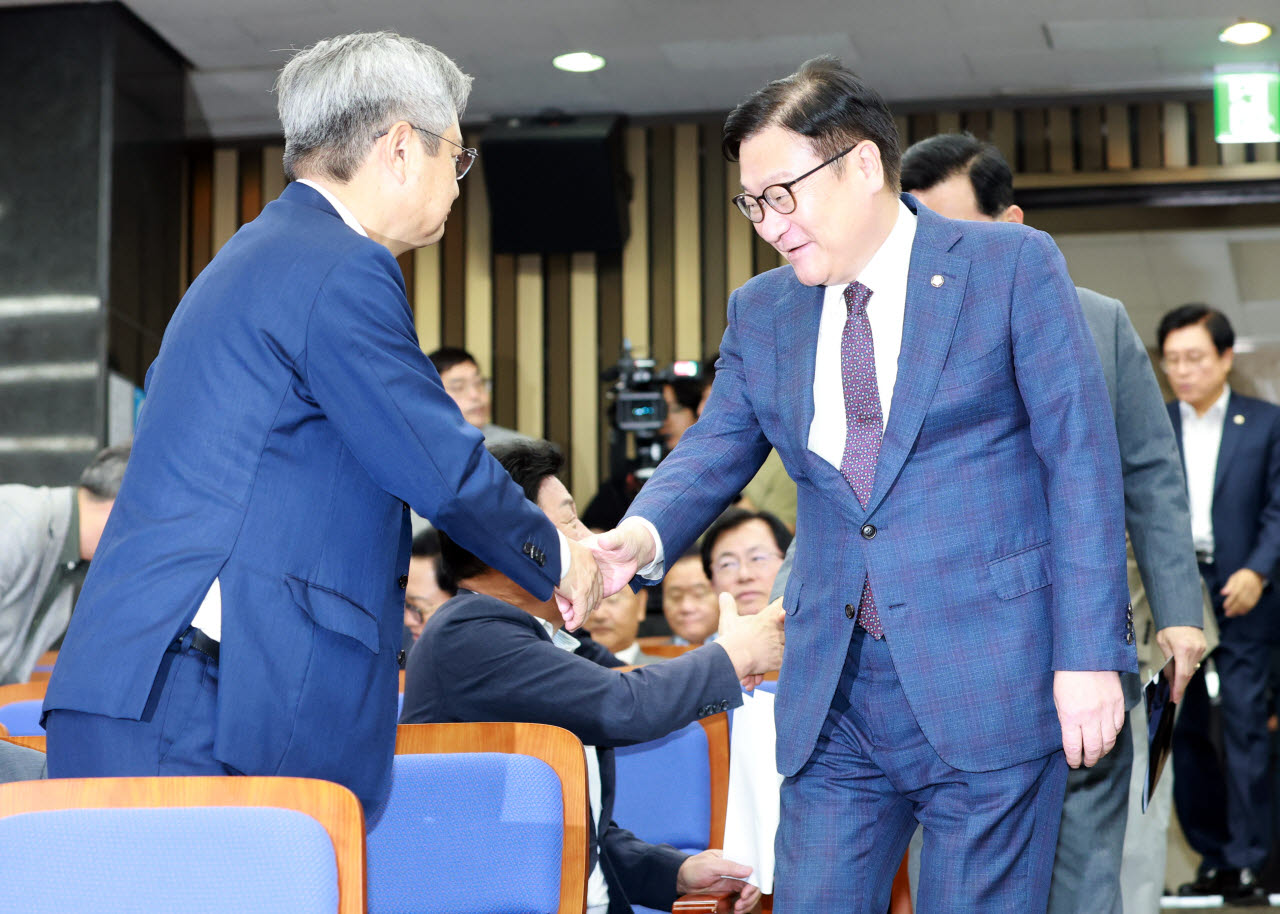 [포토]의원들과 인사 나누는  정점식 국민의힘 원내대표