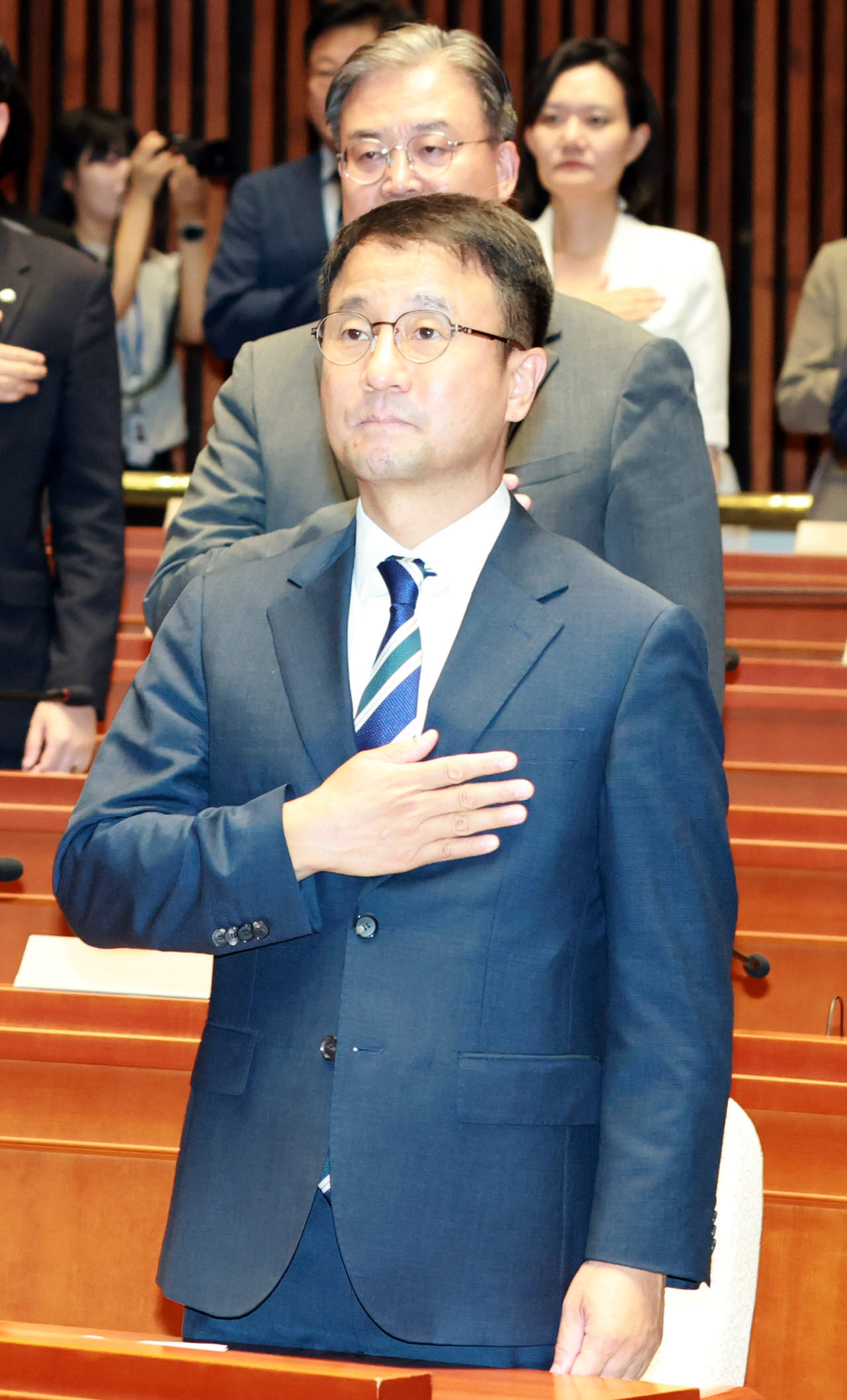 [포토]국민의례하는 한병도 더불어민주당 당대표 직무대행 겸 원내대표