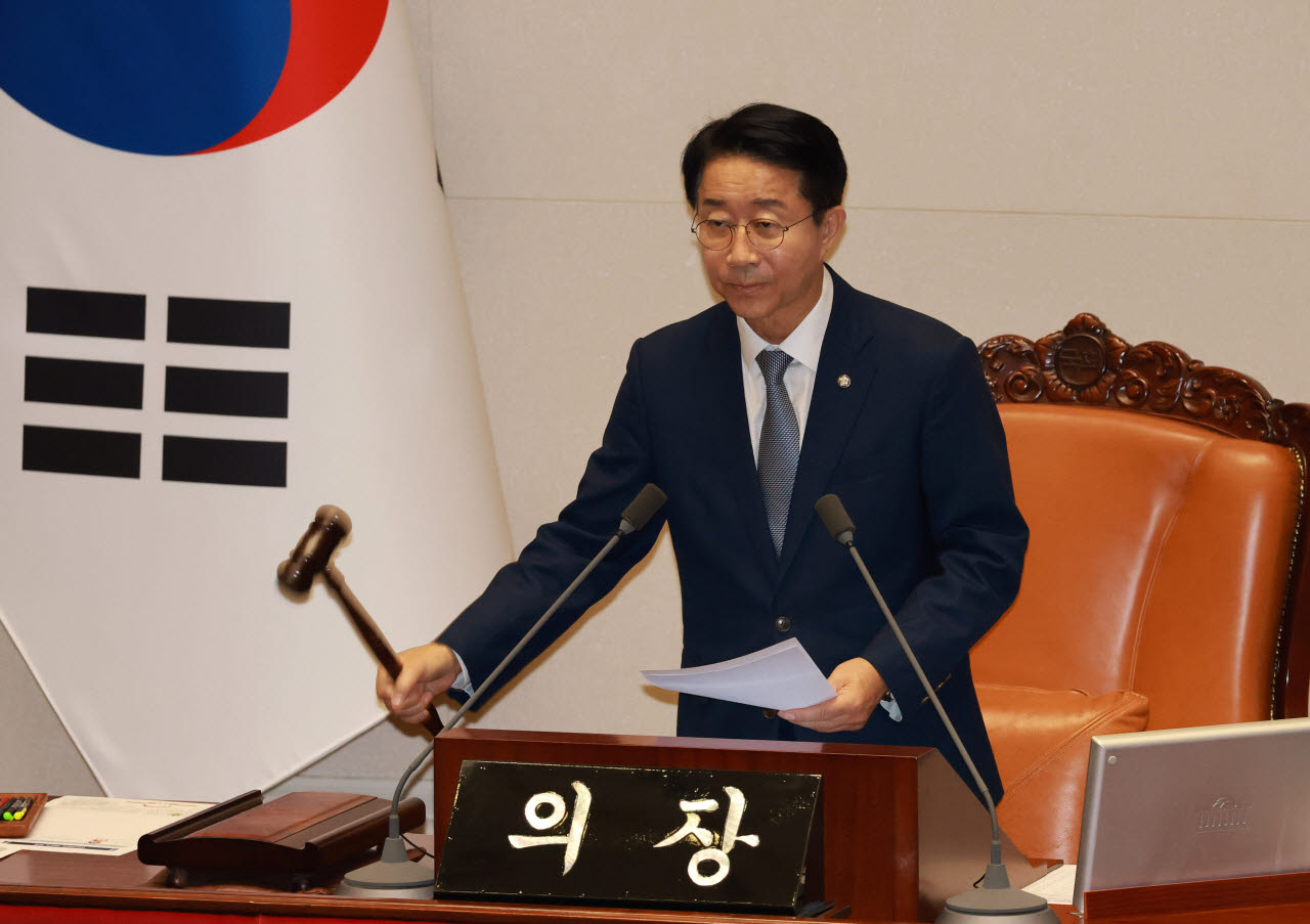 [포토]의사봉 두드리는 조정식 국회의장