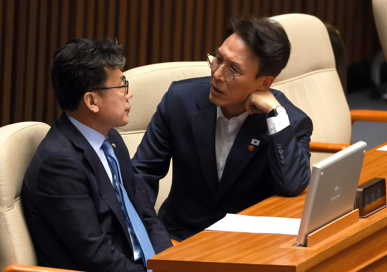 [포토]이야기 나누는 김민석-진성준