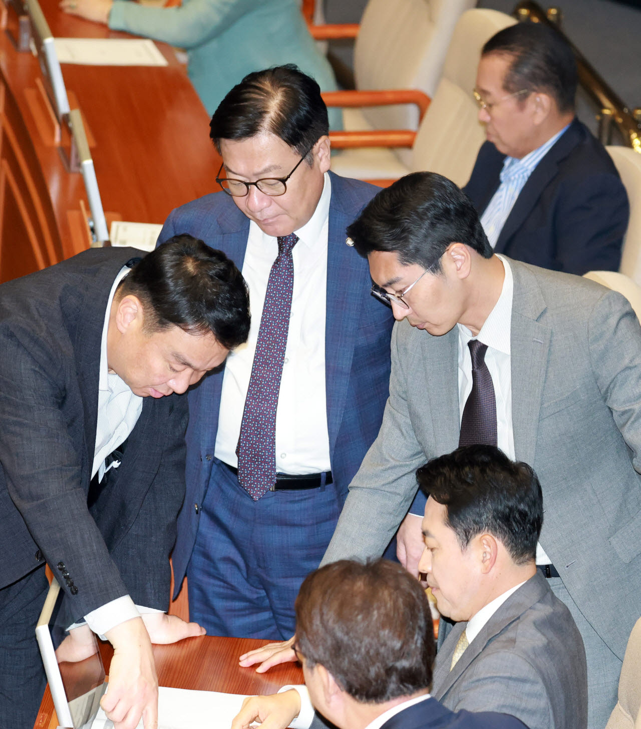 [포토]이야기 나누는 장동혁 대표와 의원들