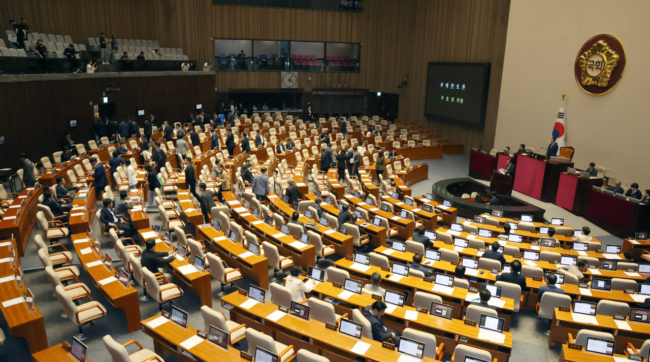 [포토]필리버스터 시작하자 퇴장하는 더불어민주당 의원들