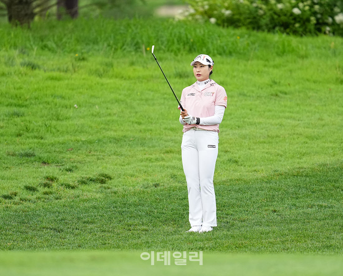 [포토]김우정,러프에서 차분한 정조준