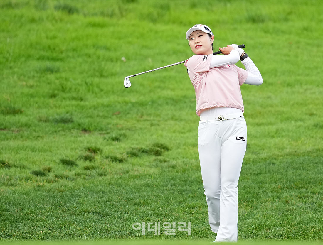 [포토]김우정,그린에 올라가라
