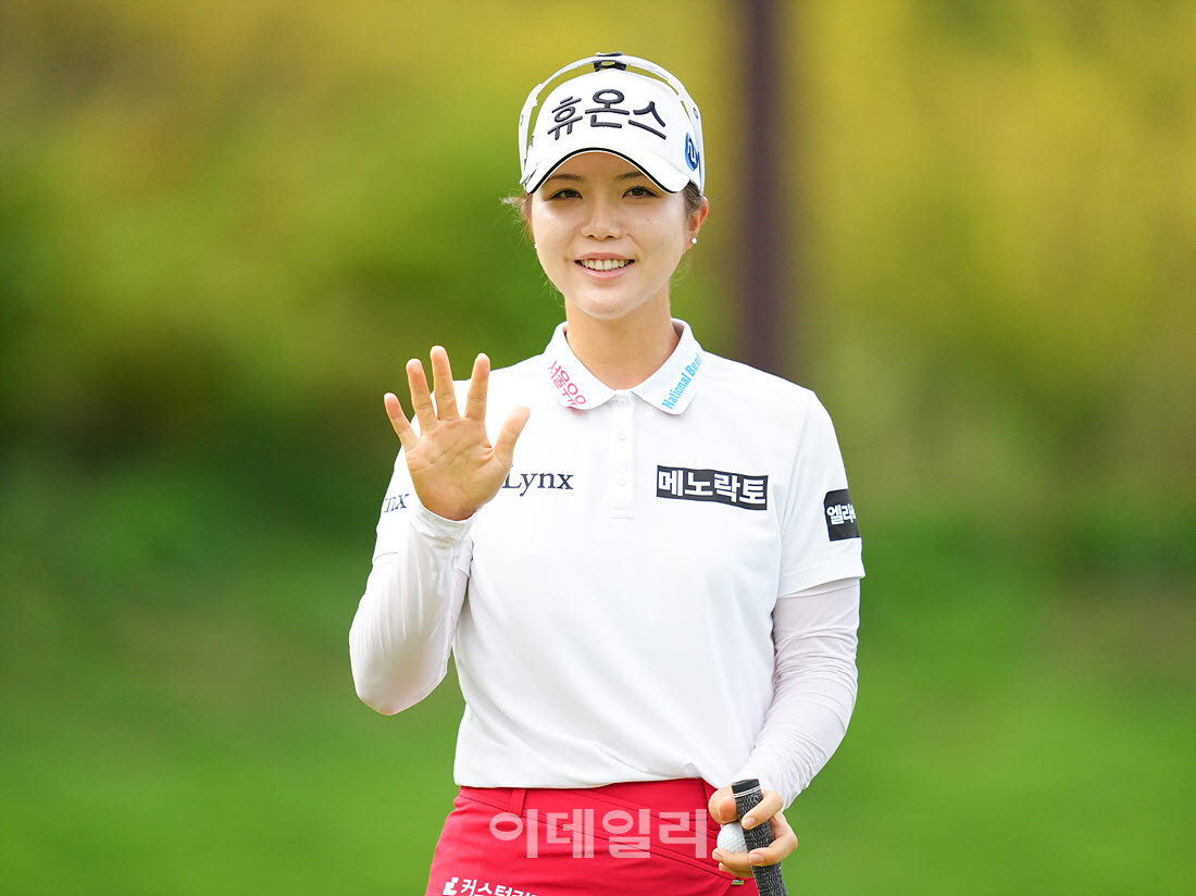 [포토]최예림,첫 홀 미소 손인사