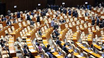 공소기각 끼워넣기 후폭풍…野 "李재판 지우기" 법조계 "모호해 혼란"