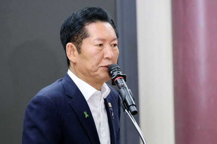 '5월 검찰개혁안 처리' 두고 鄭·金 공방…정청래 "내 번호 모르냐"