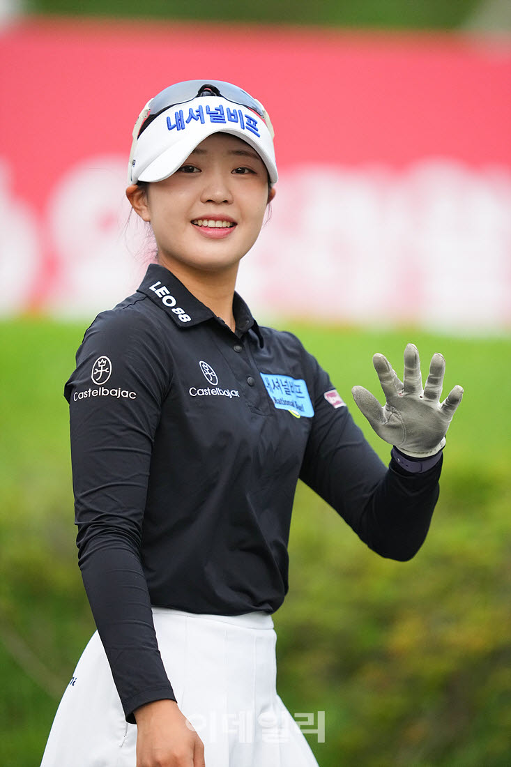 [포토]전효민,밝은 손인사로 출발
