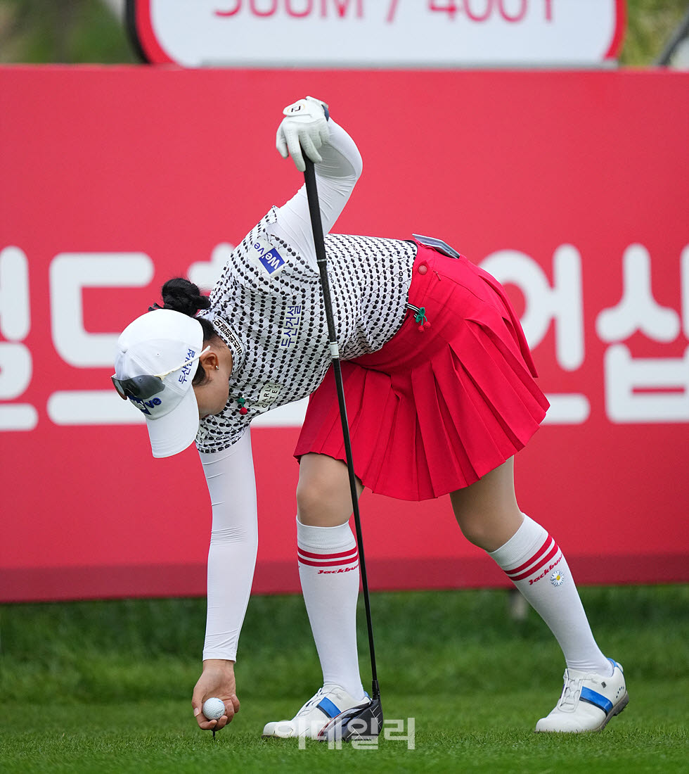 [포토]이세영,첫 홀 신중하게 볼을 놓는다