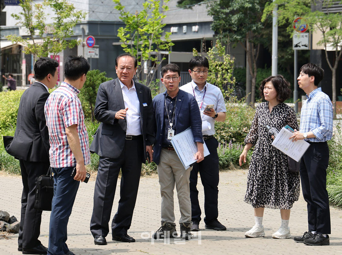 [포토] 주민 목소리 현장 찾은 유동균 마포구청장