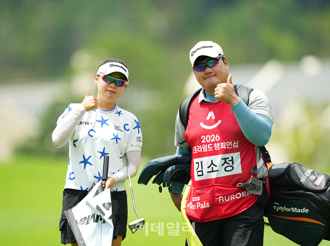 [포토]김소정,콤비 캐디와 엄지척