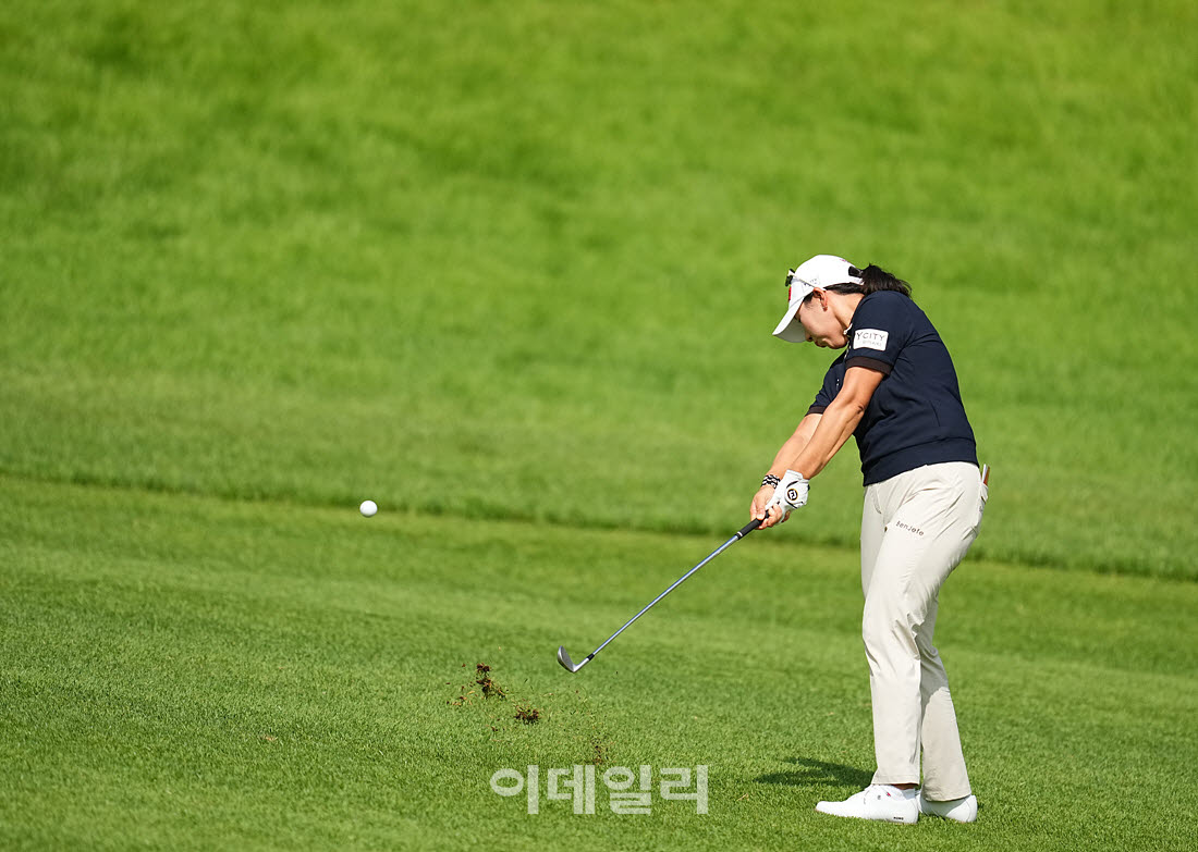 [포토]홍지원,버디 노리는 임팩트