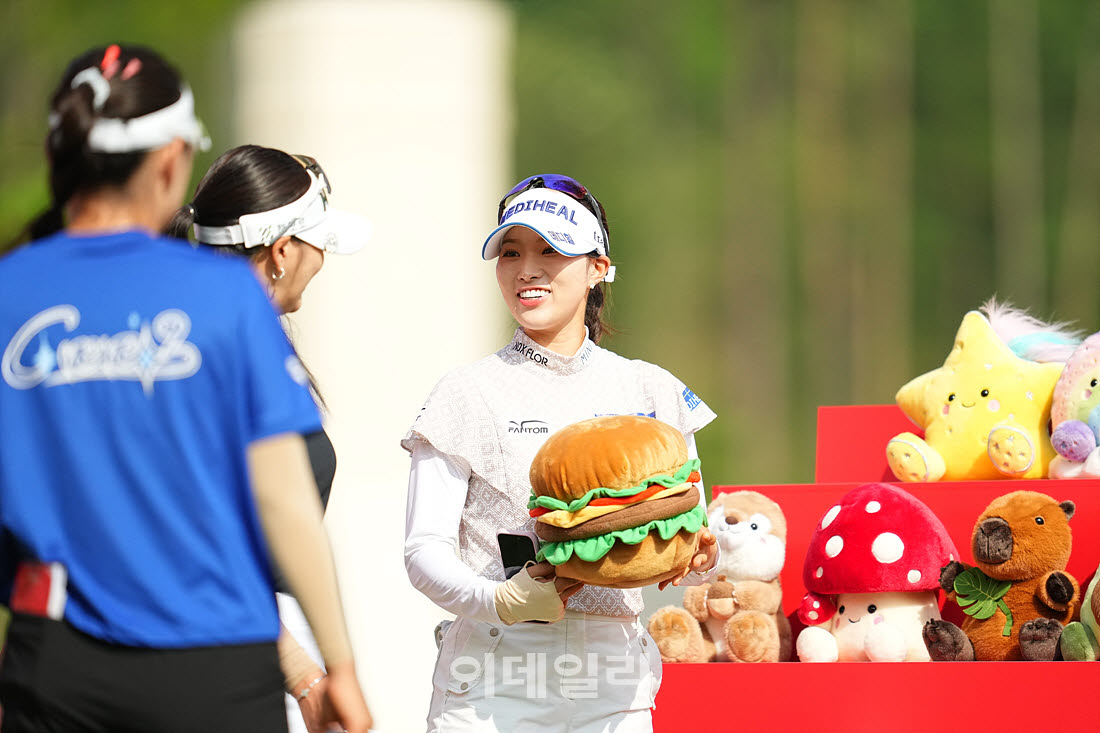 [포토]안지현,햄버거 인형 선택이요
