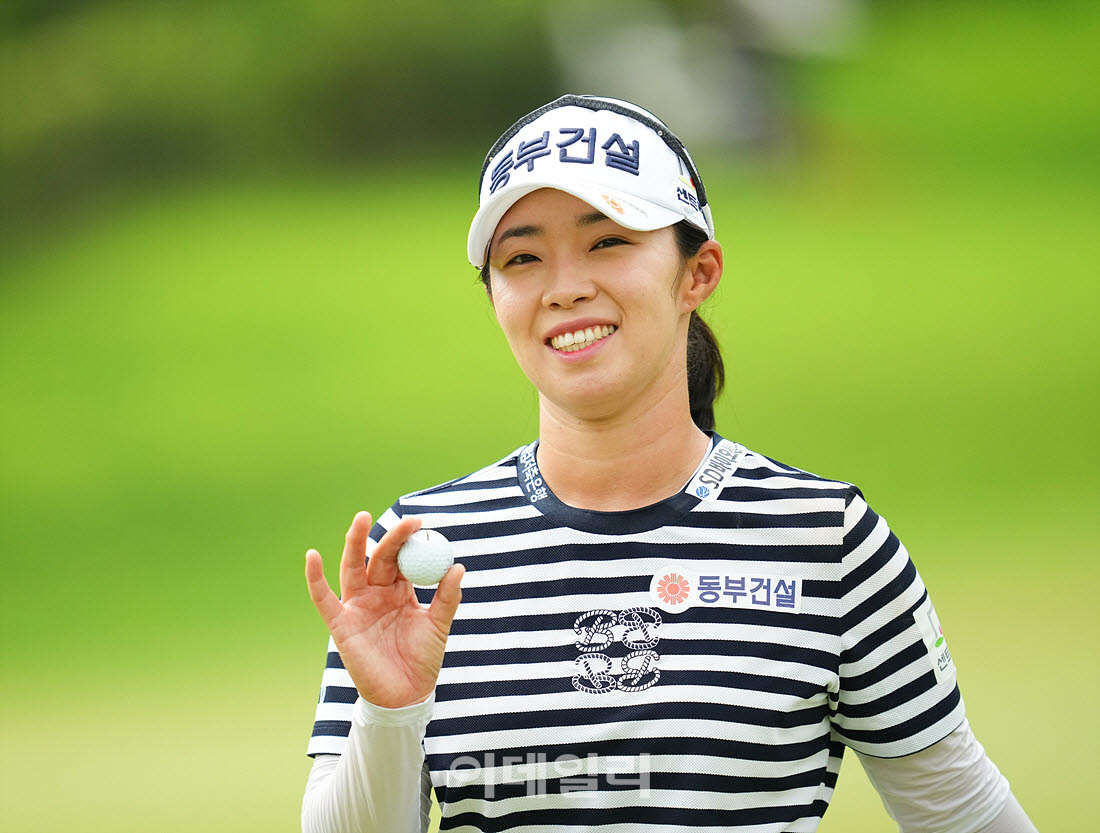 [포토]김수지,첫 홀 버디 성공 볼인사