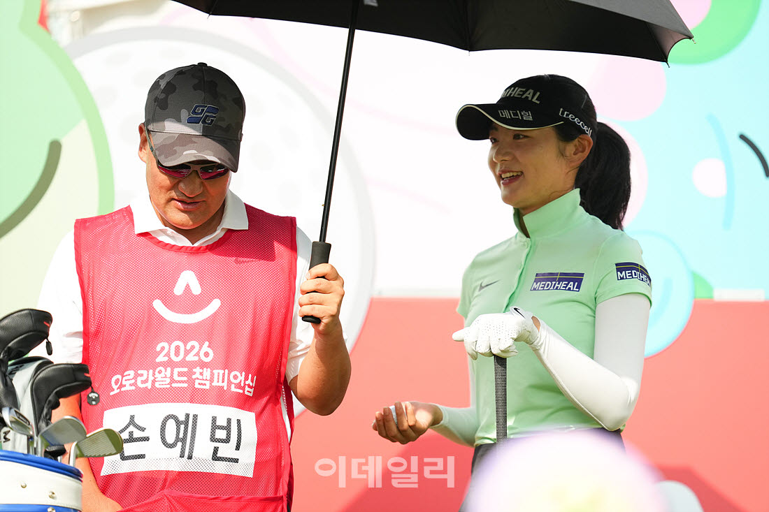 [포토]손예빈,콤비 캐디와 대화