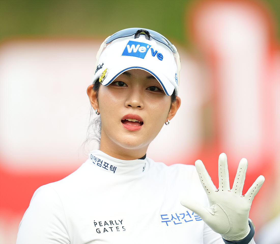 [포토]이세영,밝은 손인사로 출발해요