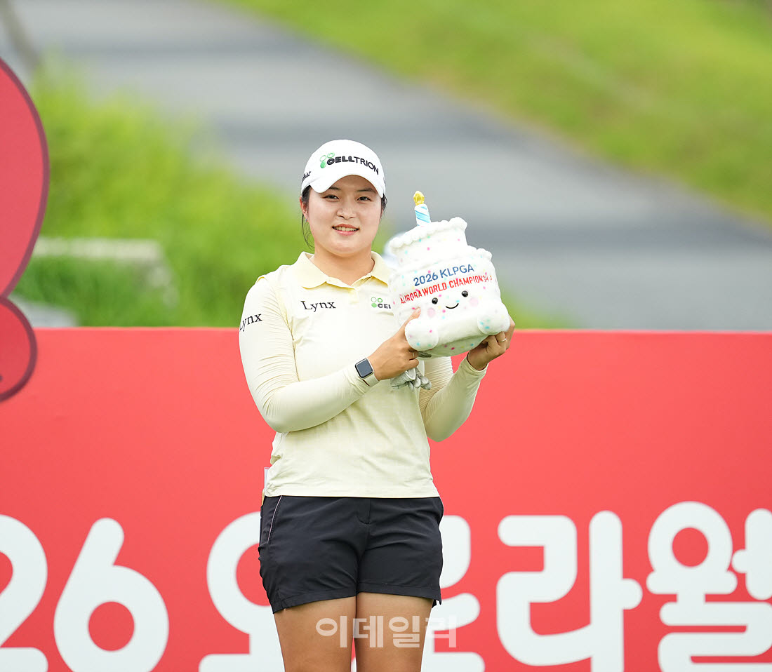[포토]김서윤,대회 1주년 기념 케잌 인형 좋아요