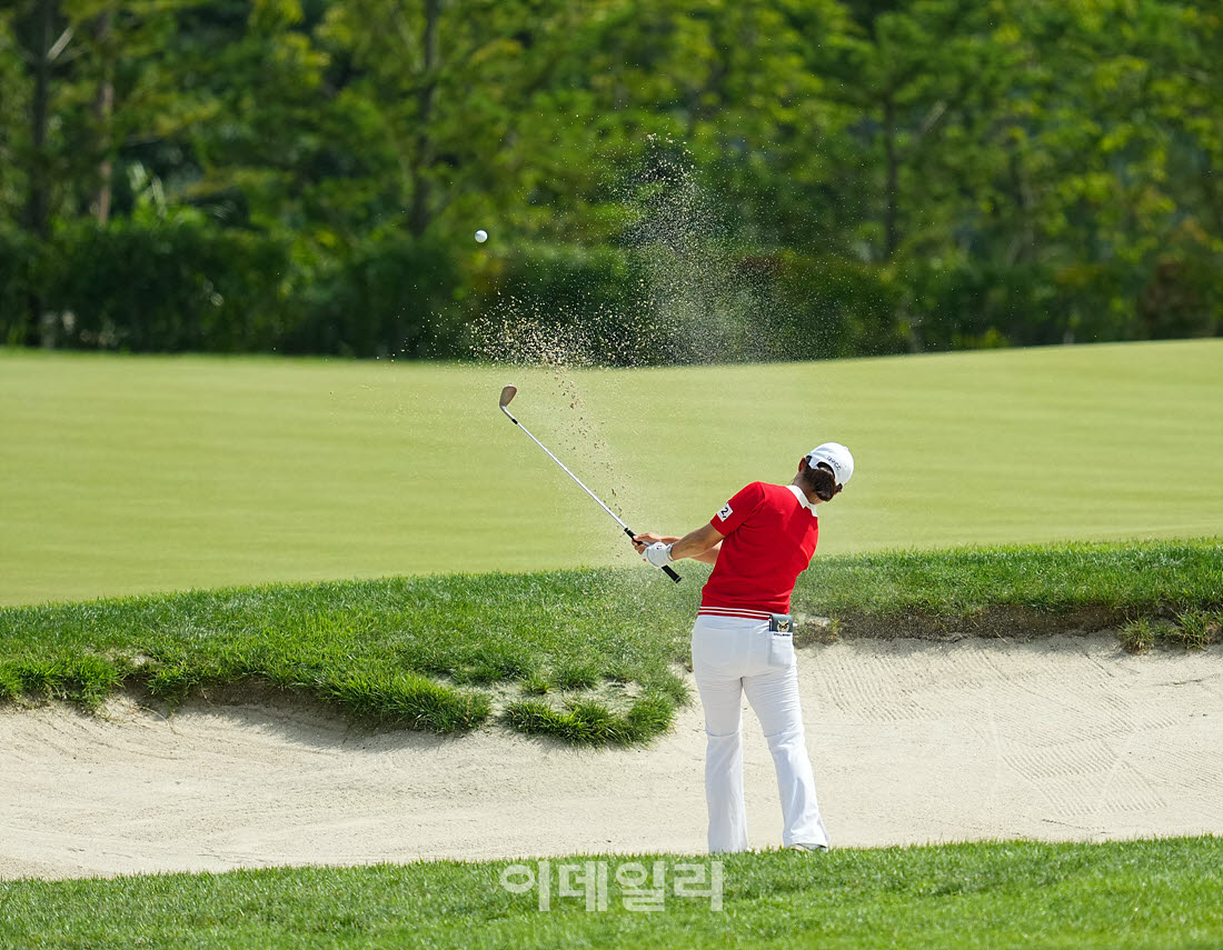 [포토]정윤지,벙커샷은 강력하게
