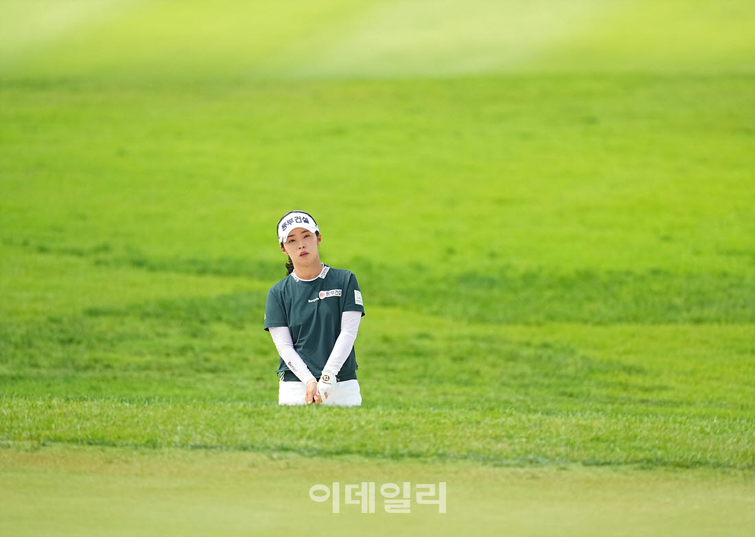 [포토]김수지,벙커 샷을 준비해요