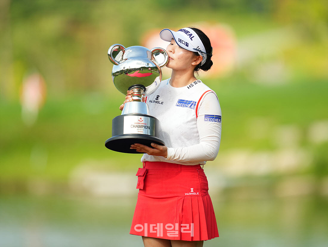 [포토]이다연,상반기 마지막 대회 우승 키스