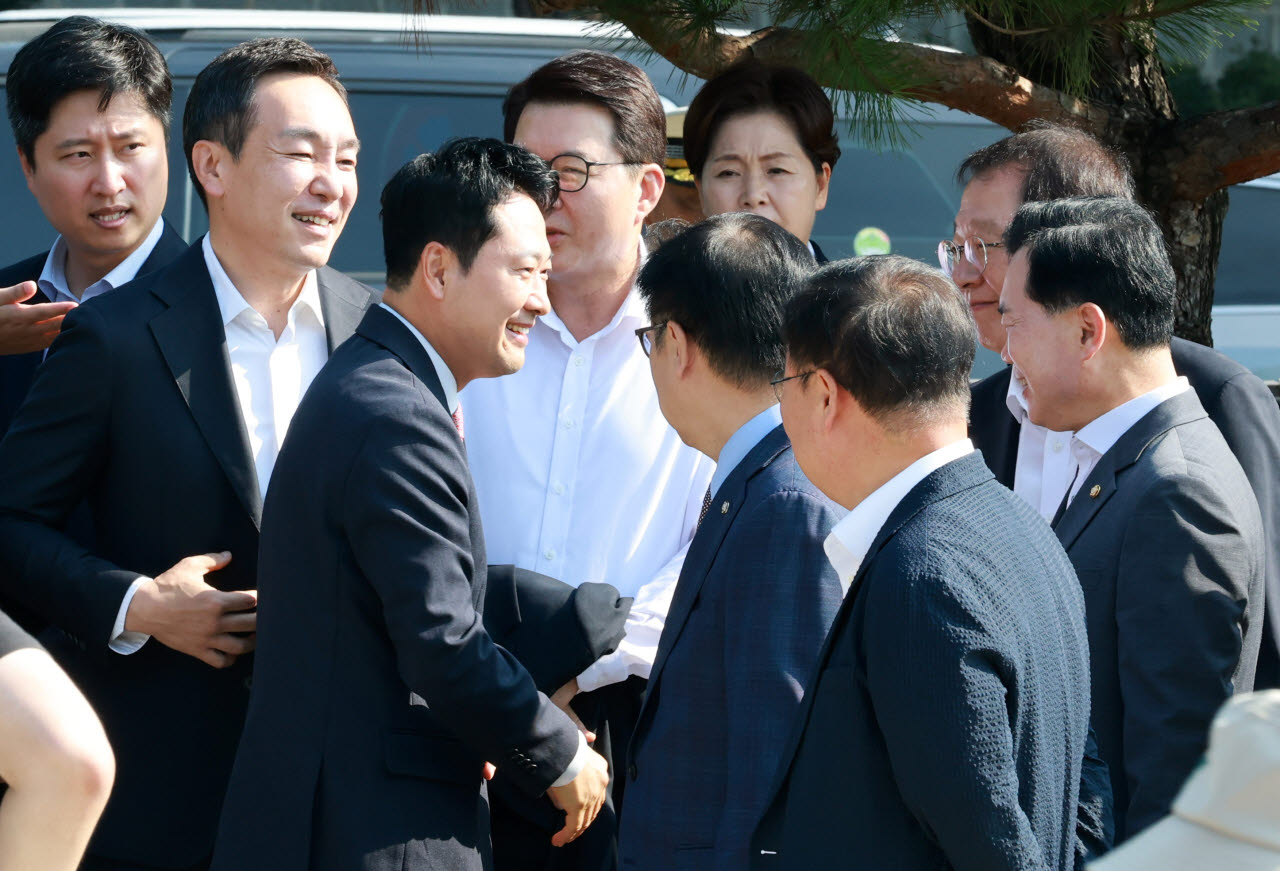 [포토]의원들과 인사 나누는 장동혁 국민의힘 대표