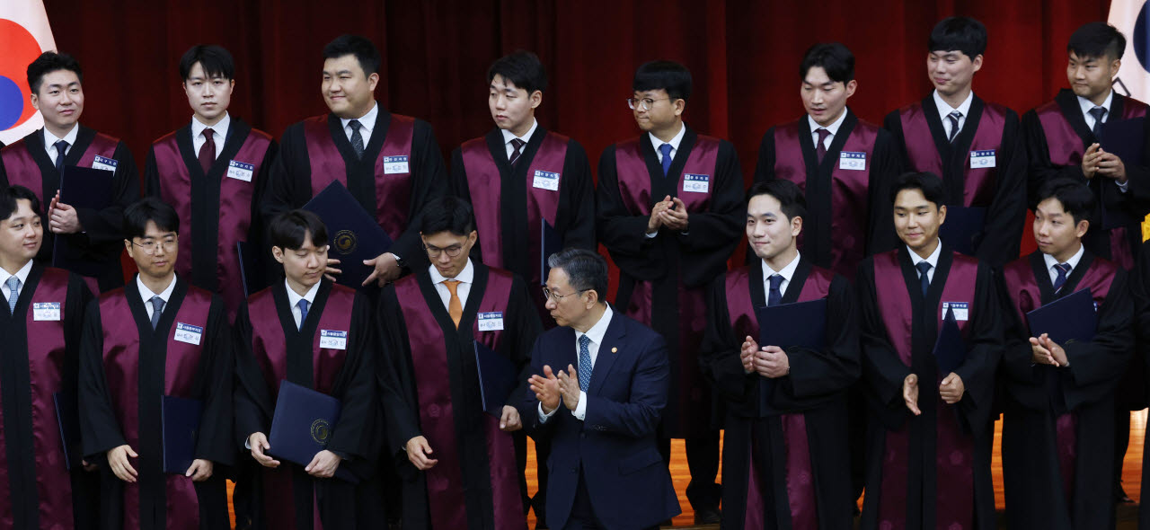 [포토]신임검사들에게 박수 보내는 정성호 장관