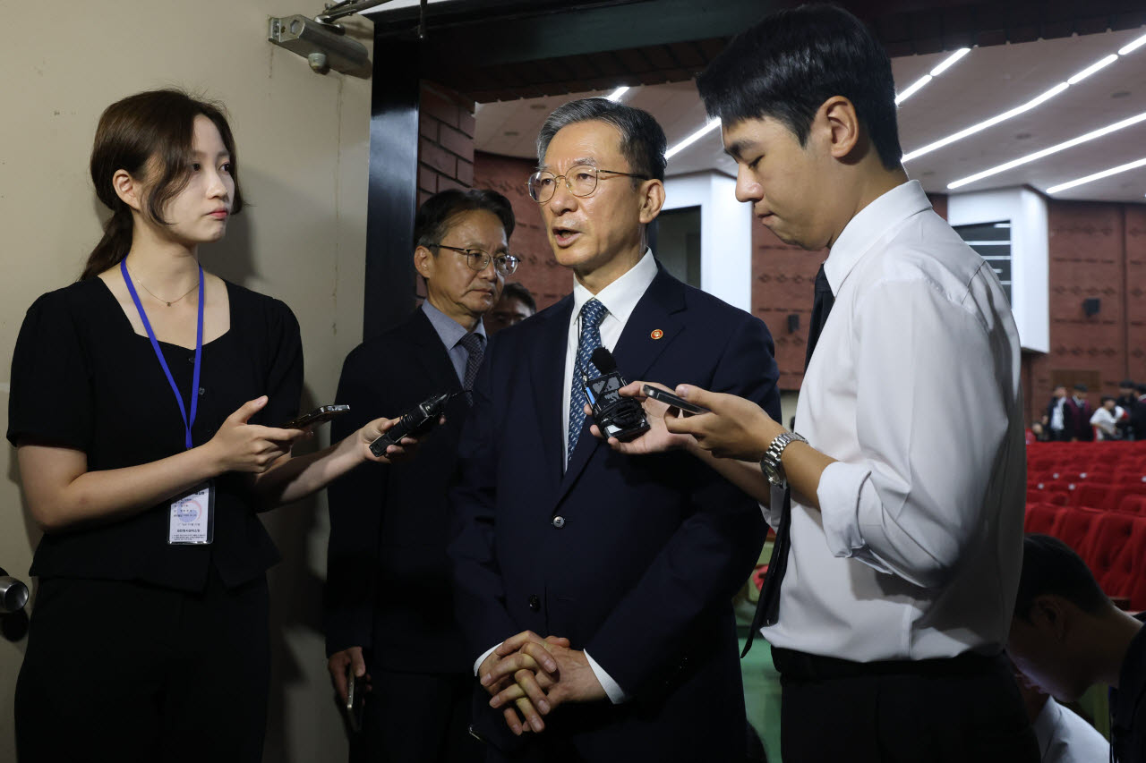 [포토]취재진 질문에 답하는 정성호 장관
