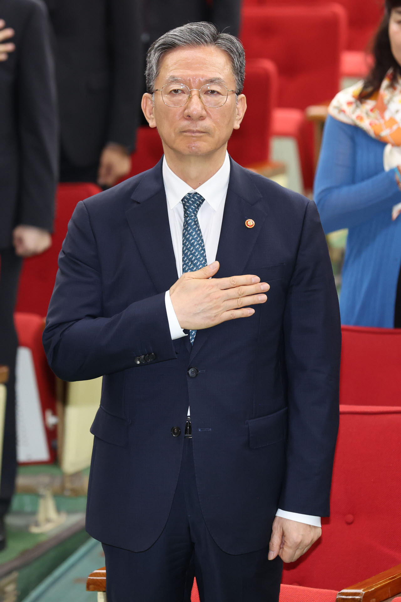 [포토]국민의례하는 정성호 장관
