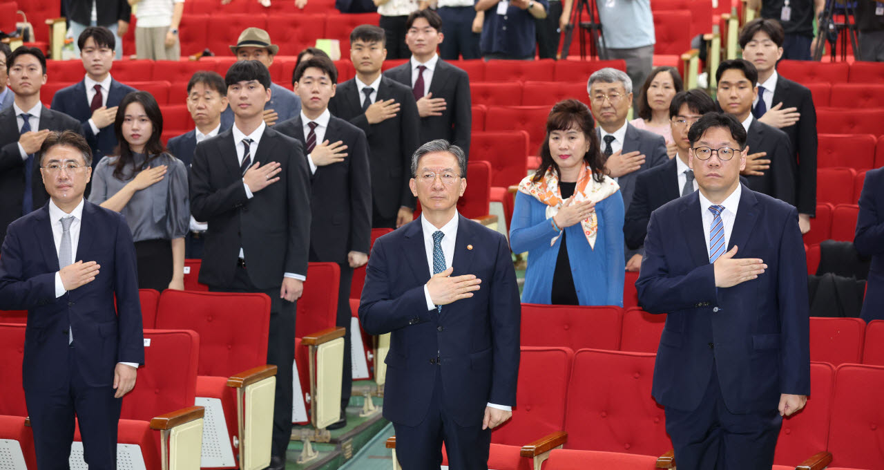 [포토]신임검사들과 국민의례하는 정성호 장관