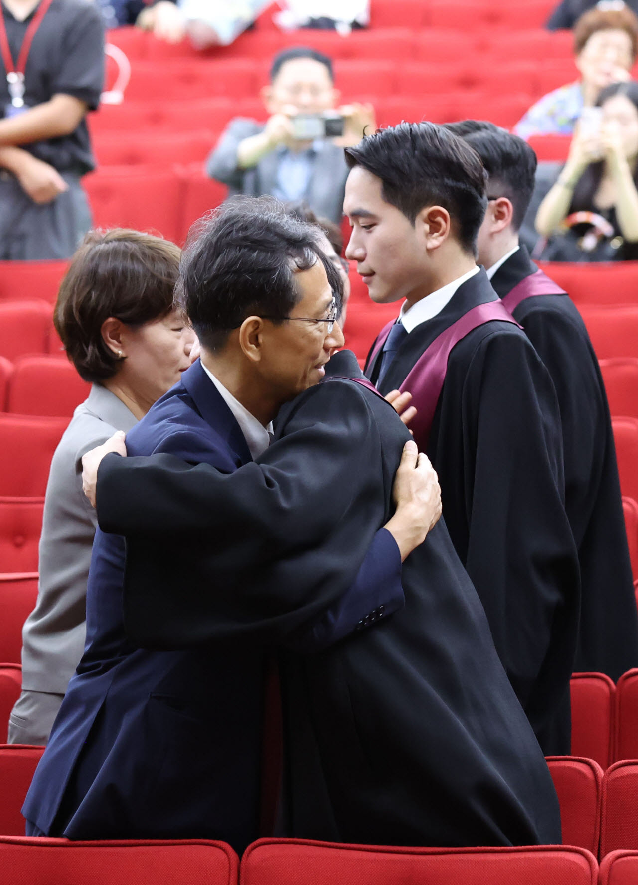 [포토]가족의 축하를 받는 신임검사