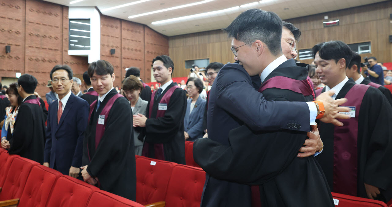 [포토]신임검사, 가족의 축하
