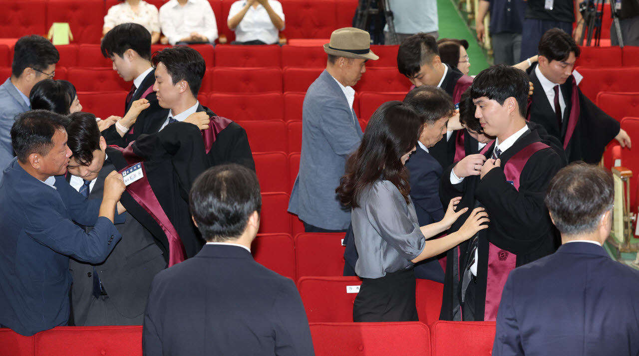 [포토]신임검사에게 법복 입혀주는 가족들