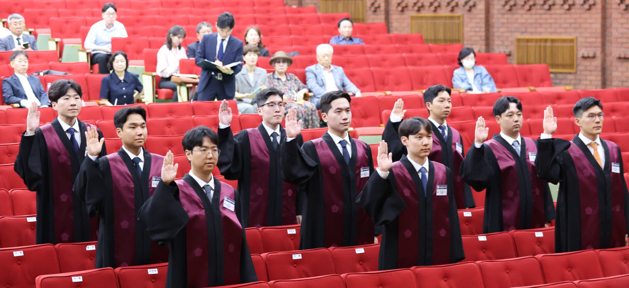 [포토]선서하는 신임검사들