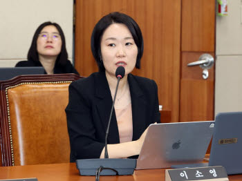 與 이소영, ‘주가 누르기 방지법’ 정부안에 “당혹”…왜?