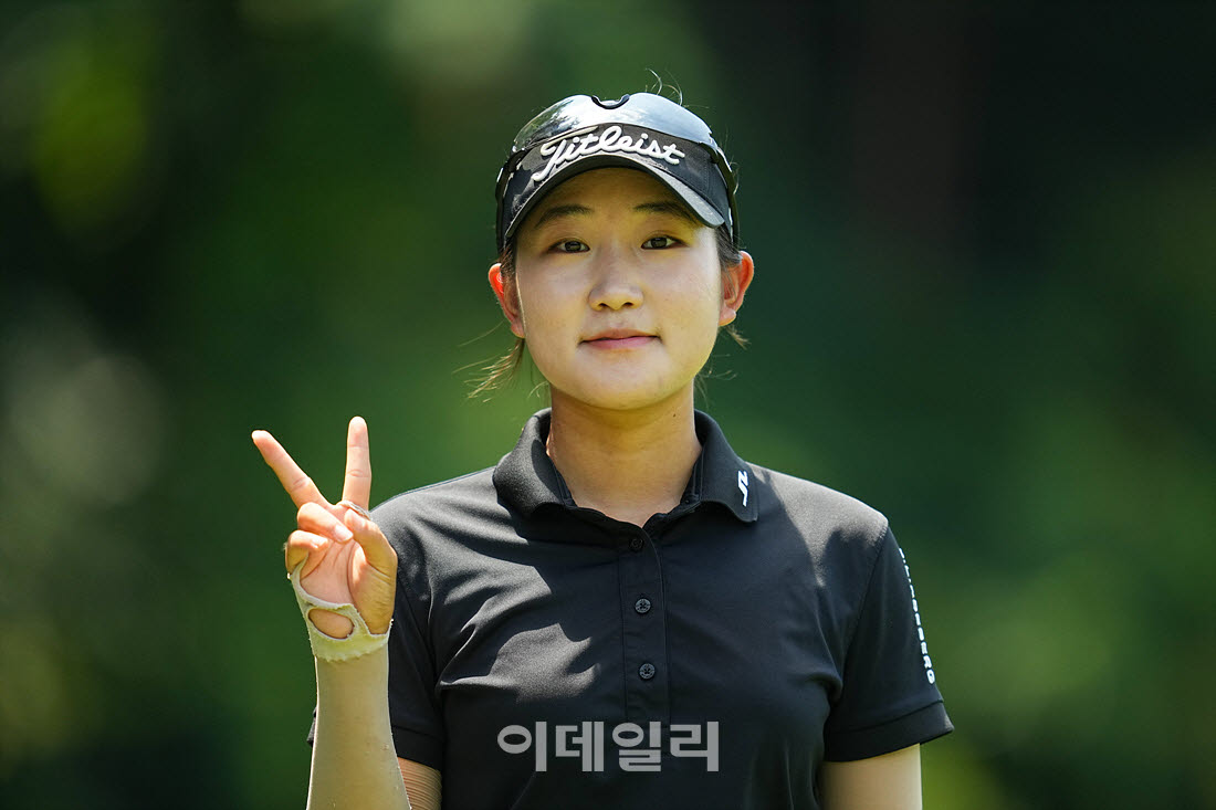 [포토]변혜성,기분 좋은 첫 홀 버디 성공 브이