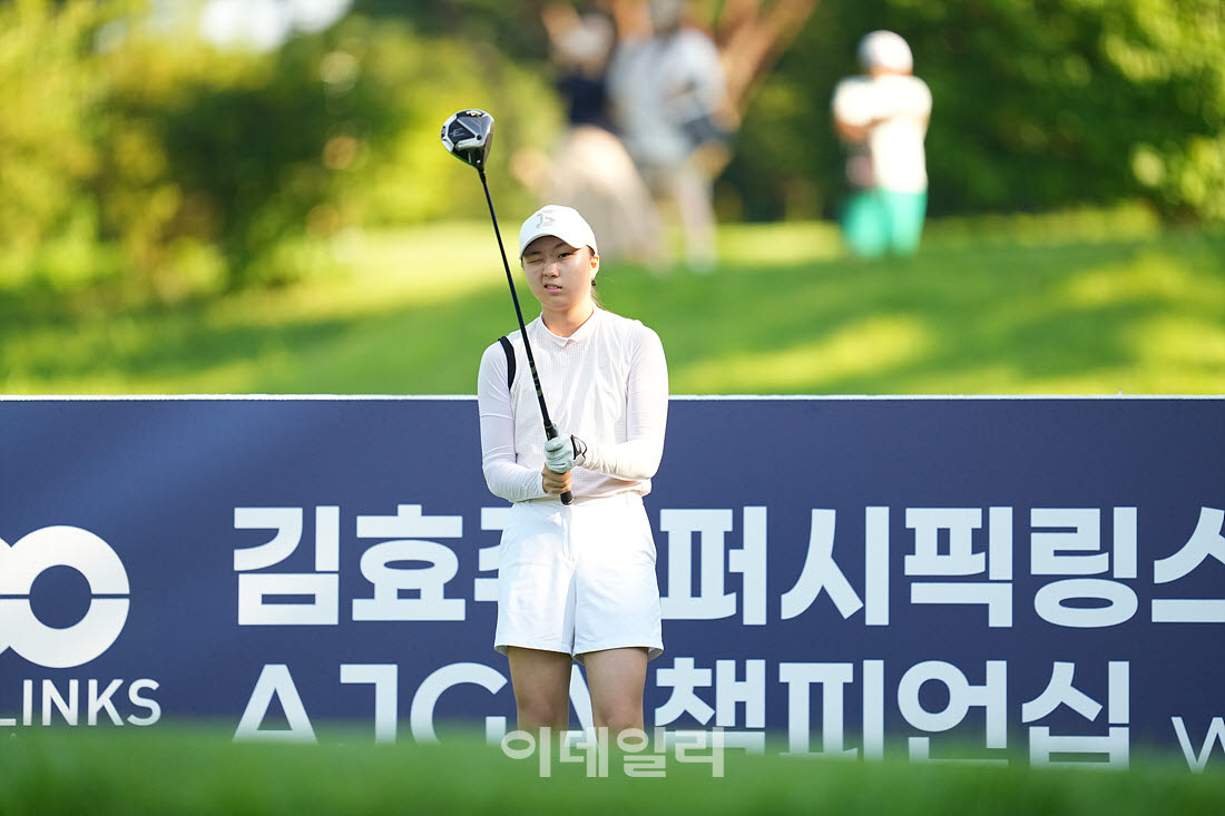 [포토]윤하윤,신중한 첫 홀 에이밍
