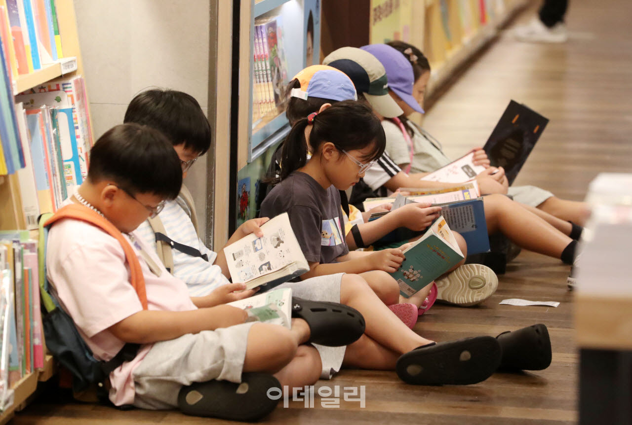 [포토] 독서 삼매경에 빠진 어린이들