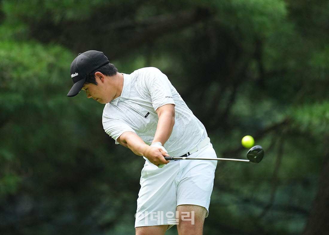 [포토]김시온,버디 향해 무리없는 임팩트