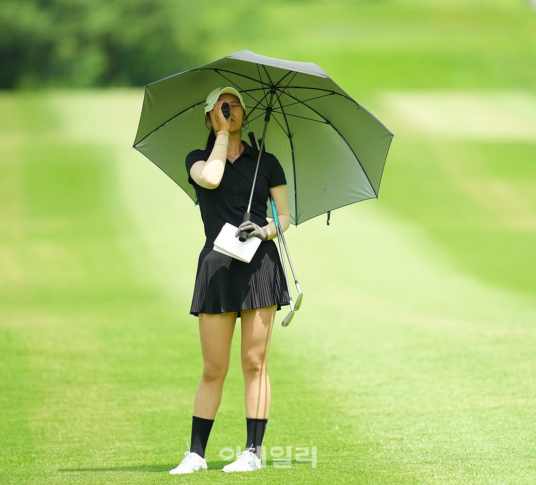 [포토]박수연,볼 위치 확인은 거리측정기로