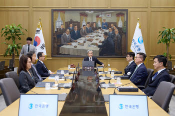 한은, 금리 더 올릴 수밖에 없는 이유