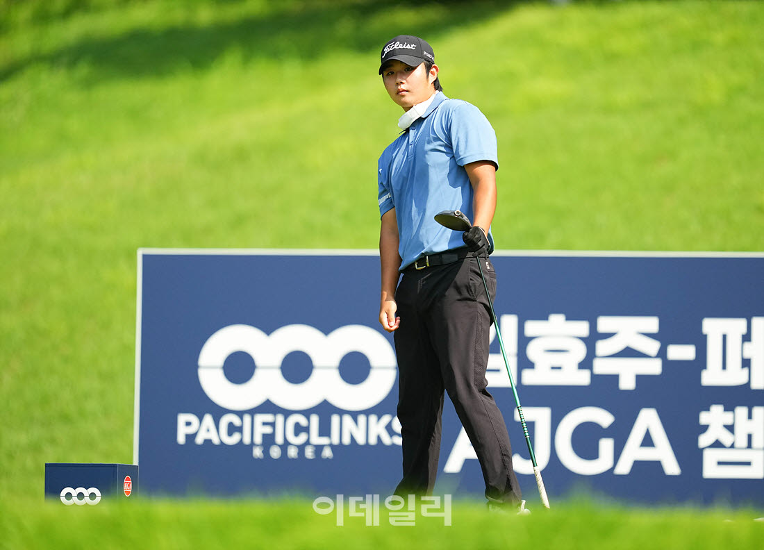 [포토]반예준,한참을 바라보는 타구