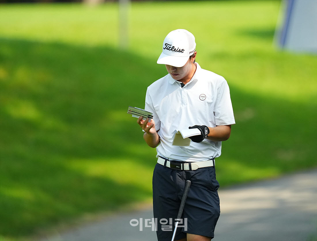[포토]윤병찬,야디지북을 확인한다