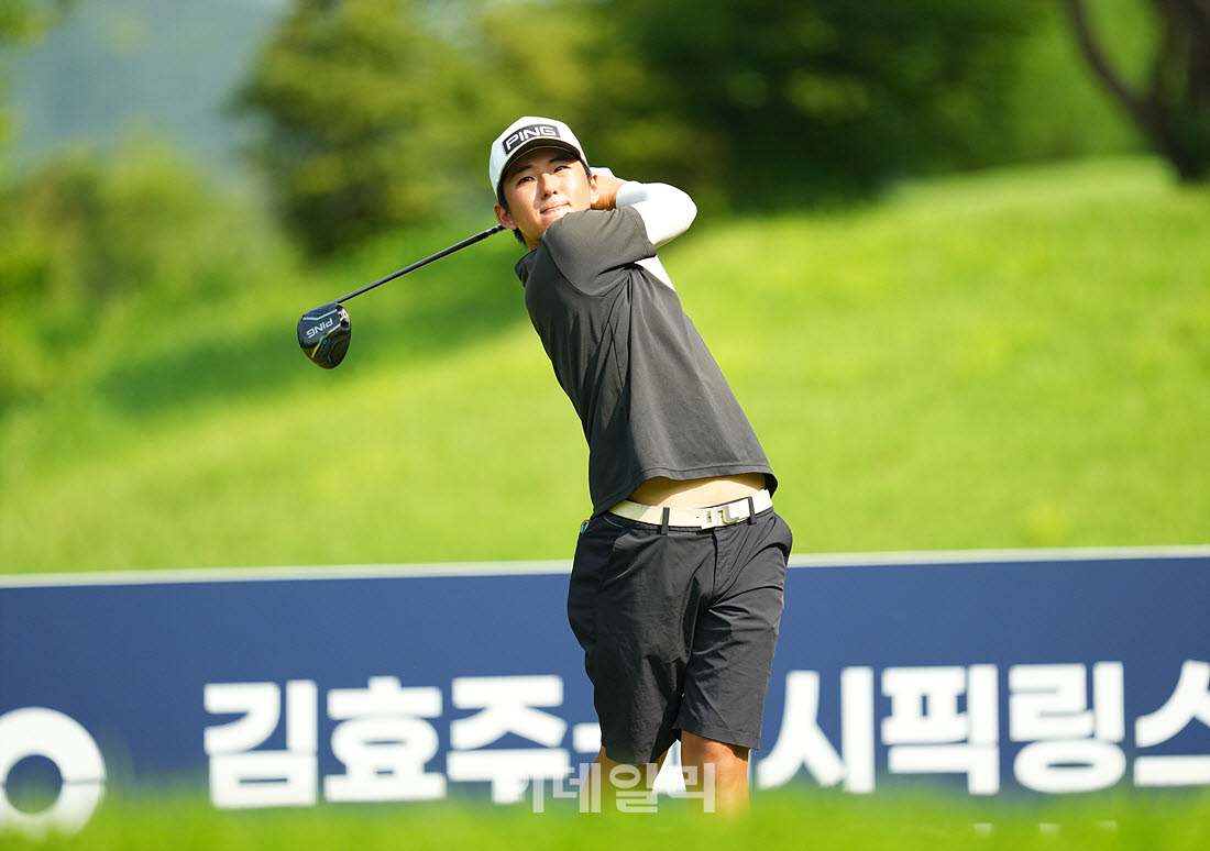 [포토]정우진,첫 버디 위해 강하게