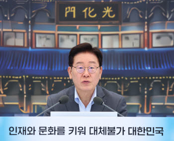 이 대통령 "축협, 투명한 운영 중요…문화예술 예산은 전체 의견 받자"