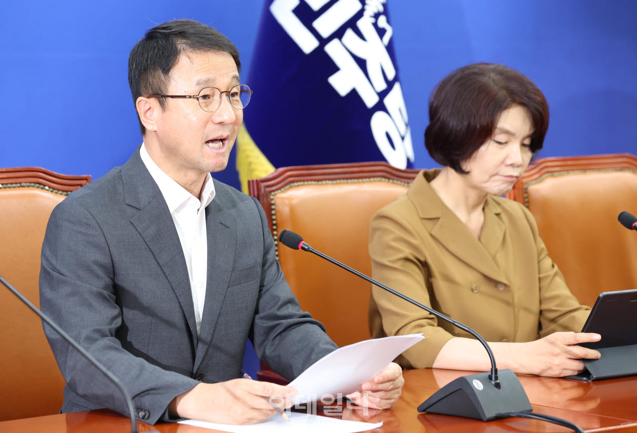 [포토]정책조정회의, '모두발언하는 한병도 직무대행'