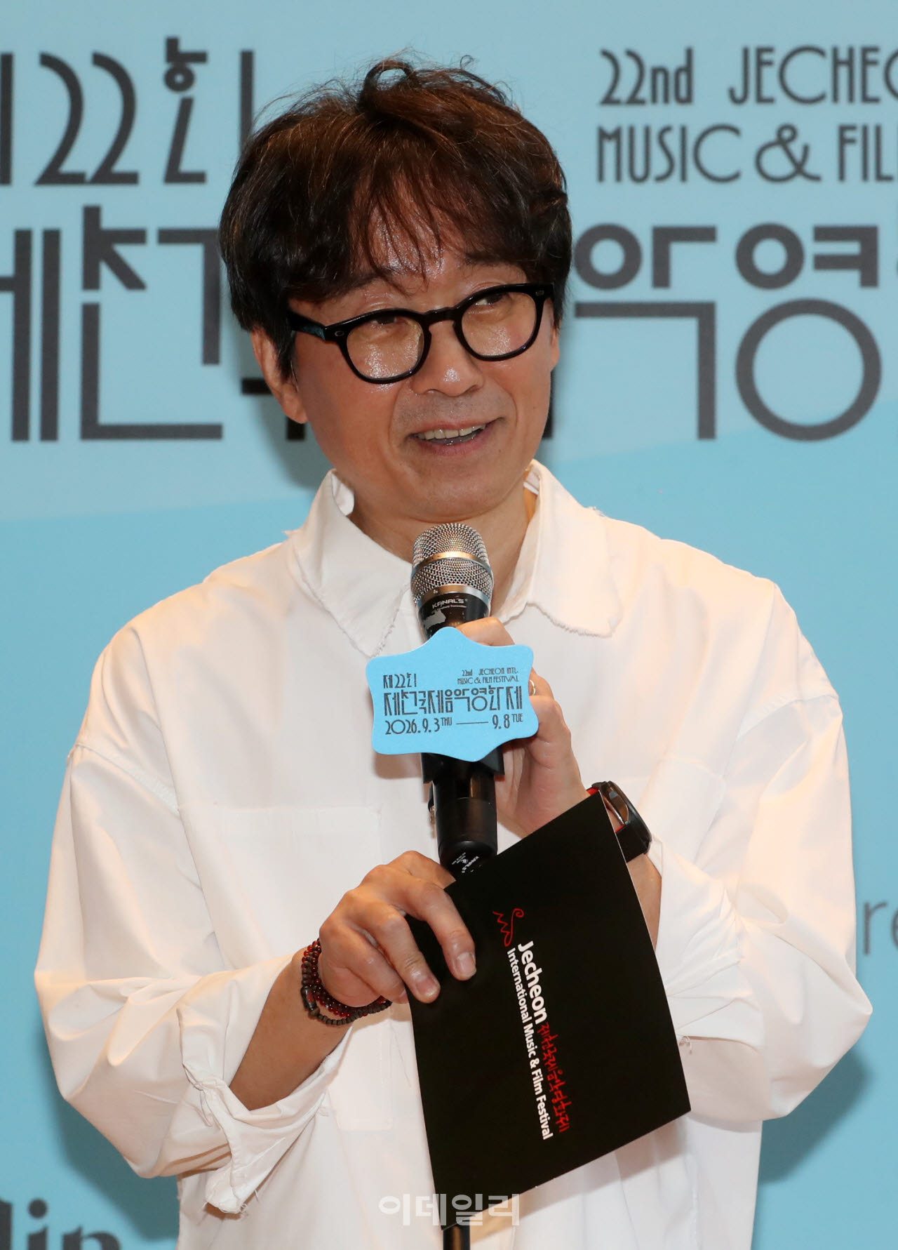 [포토] 기자회견하는 장항준 제천국제음악영화제 집행위원장
