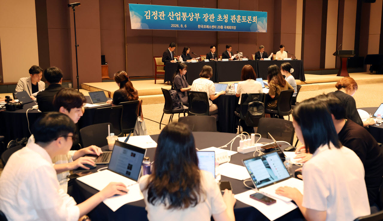 [포토]김정관 산업통상부 장관 초청 관훈토론회 열려
